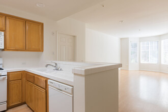 240 Caldecott Ln in Oakland, CA - Building Photo - Building Photo