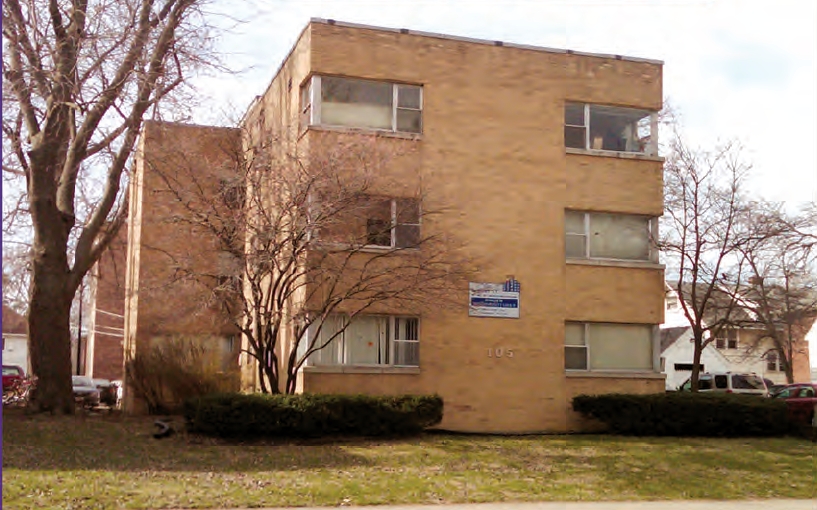 105 E John St in Champaign, IL - Building Photo