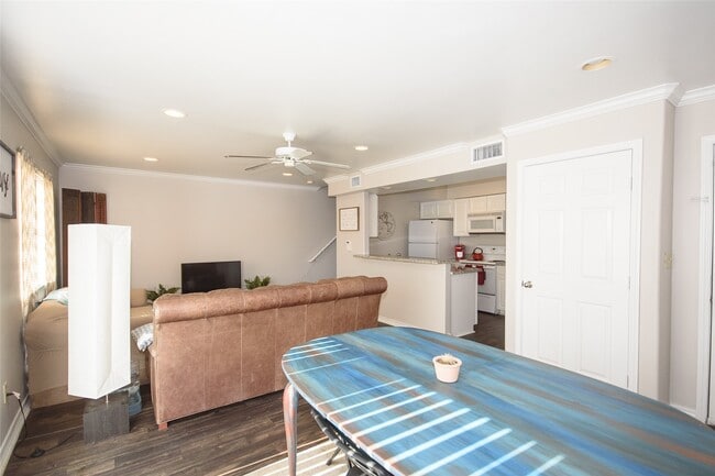 property at 1527 Creekside Ln