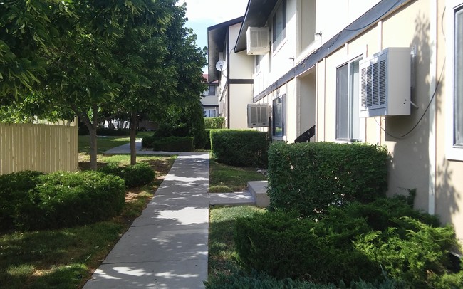 Pueblo Village Apartments in West Wendover, NV - Foto de edificio - Building Photo