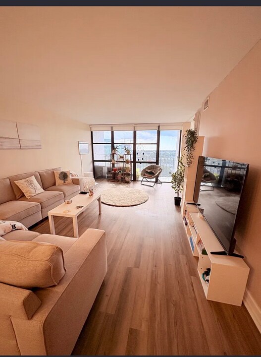 1000 Parkview Dr, Unit 1007 in Hallandale Beach, FL - Foto de edificio