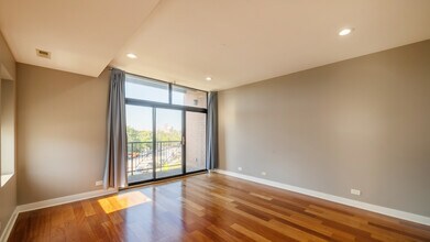 651 N Milwaukee Ave in Chicago, IL - Building Photo - Building Photo