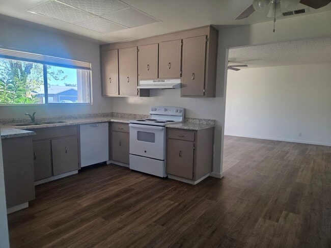 1744 Del Rey St in Woodland, CA - Foto de edificio - Building Photo