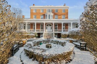 9 Lyme St in Old Lyme, CT - Building Photo