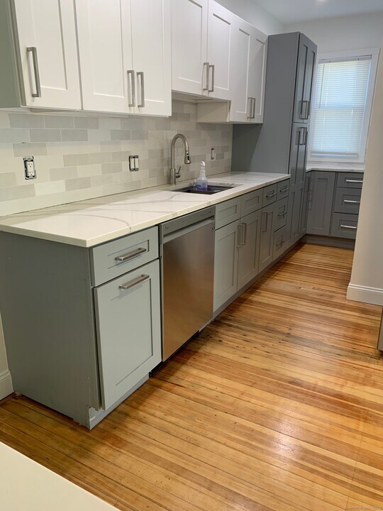 641 White St in Springfield, MA - Building Photo