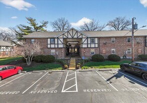 1040 Pinegate Dr in Kirkwood, MO - Building Photo