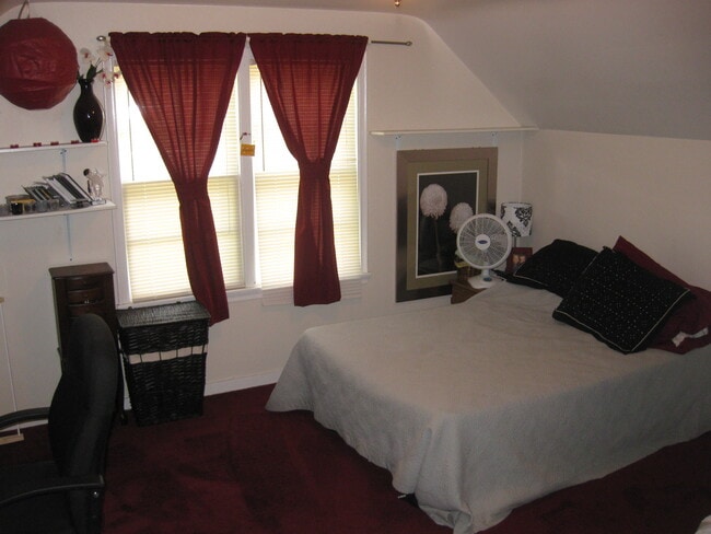 1136 68th St, Unit downstairs 2 bedroom in Windsor Heights, IA - Building Photo - Building Photo