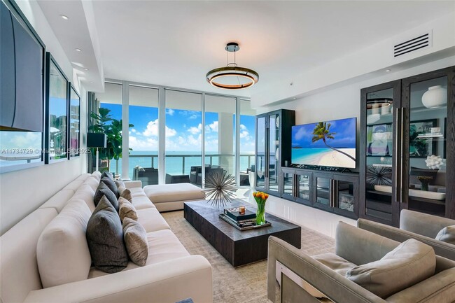 6799 Collins Ave, Unit 506 in Miami, FL - Foto de edificio - Building Photo