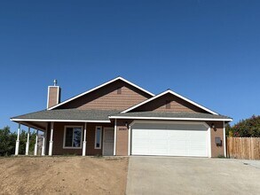 22260 Briarwood St in Tehachapi, CA - Building Photo - Building Photo