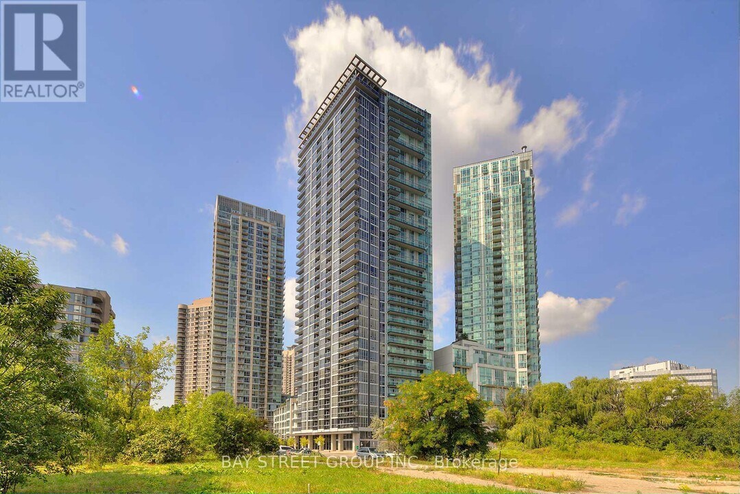 223-2223 Webb Dr in Mississauga, ON - Building Photo