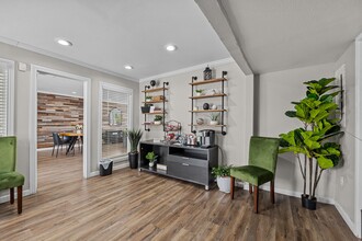 LAKE FAIRWAY in El Paso, TX - Foto de edificio - Building Photo
