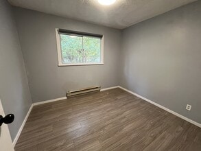 21706 Dewdney Trunk Rd in Maple Ridge, BC - Building Photo - Building Photo