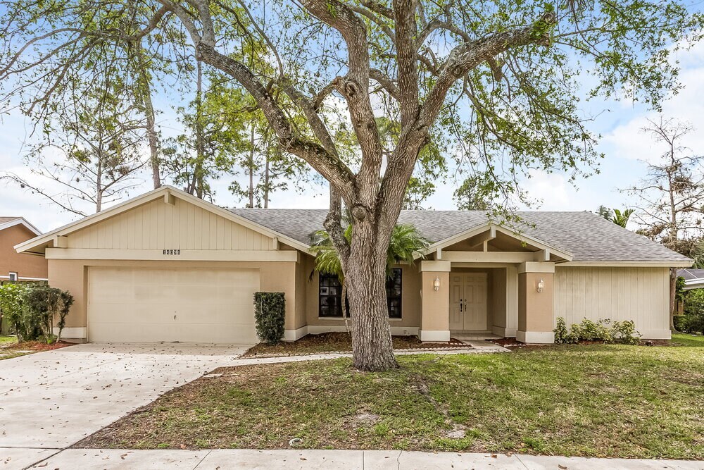 14096 Greentree Dr in Wellington, FL - Building Photo