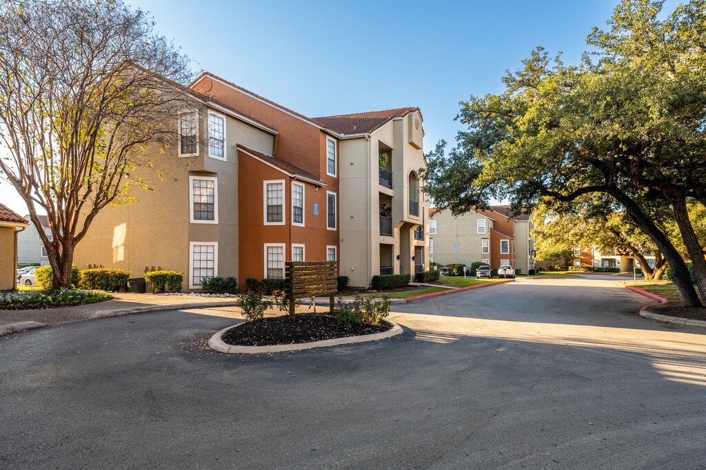 Summit at Henderson Pass Apartments San Antonio, TX Apartments