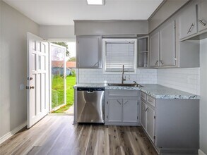 6705 Speaker St in Hitchcock, TX - Building Photo - Building Photo