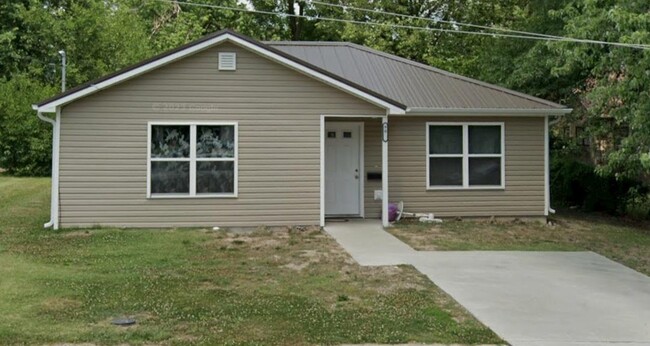 property at 909 W Love St