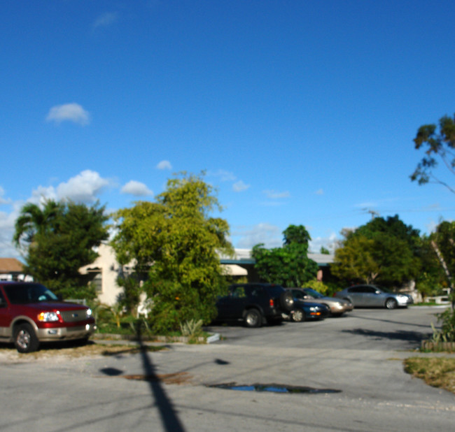 Hollywood Little Ranches in Hollywood, FL - Building Photo - Building Photo