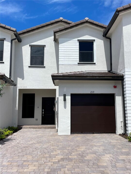 210 SW 159th Ct in Pembroke Pines, FL - Foto de edificio