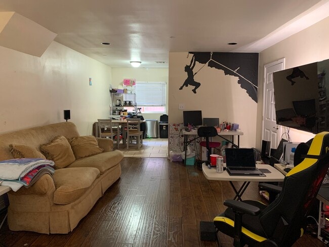 1135 W 39th Pl, Unit 1135 in Los Angeles, CA - Building Photo - Building Photo