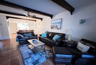 1630 Stickney Point Rd, Unit 102 in Sarasota, FL - Foto de edificio - Building Photo