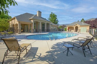 Austin Crest Apartments in Reno, NV - Building Photo - Building Photo