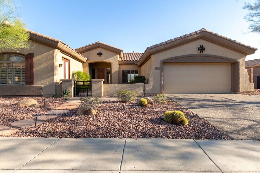41707 N Iron Horse Dr in New River, AZ - Building Photo