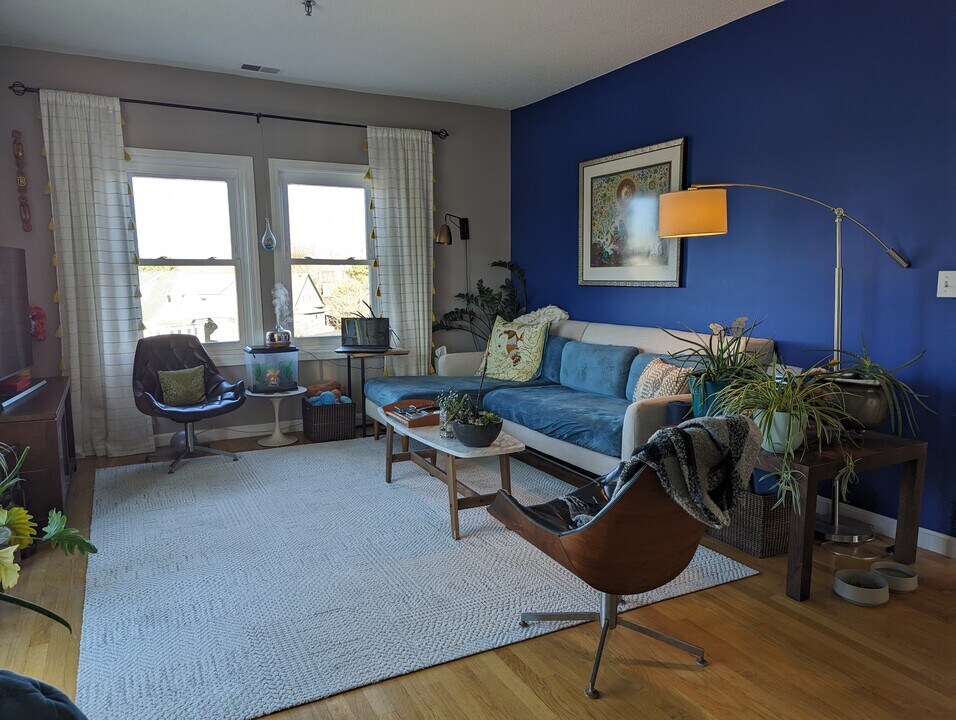 2456 Massachusetts Ave, Unit 305 in Cambridge, MA - Building Photo