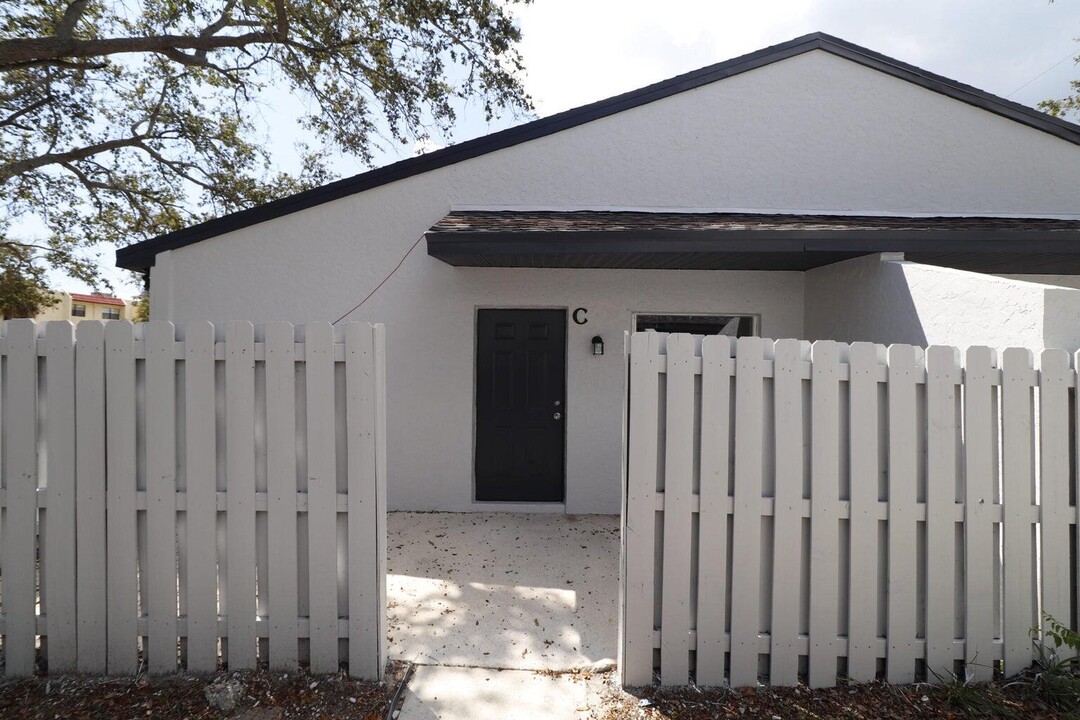 2011 Oleander Blvd in Fort Pierce, FL - Building Photo