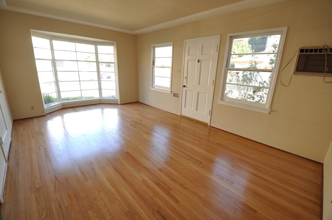 11022 Otsego St in North Hollywood, CA - Foto de edificio
