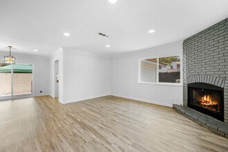 575 Winona Way in Pasadena, CA - Foto de edificio - Building Photo