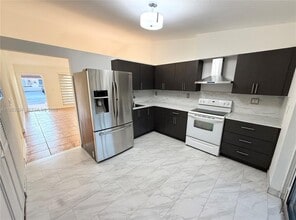 8265 NW 186th St in Hialeah, FL - Building Photo - Building Photo