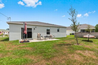 1514 SW Kosnar Ave in Port St. Lucie, FL - Foto de edificio - Building Photo