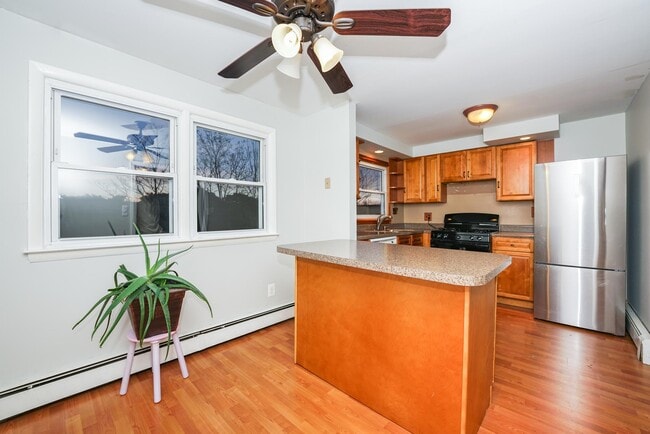 142 Maple Ave, Unit 2
