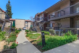 Villa Serena Senior Apartments in Chino, CA - Foto de edificio - Building Photo