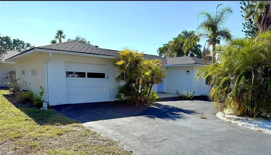 225 Cevera Dr in Dunedin, FL - Foto de edificio