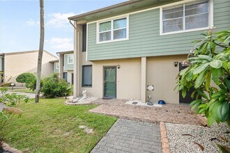 1028 Apollo Beach Blvd in Apollo Beach, FL - Foto de edificio - Building Photo