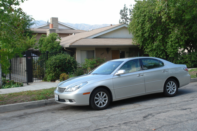 3240 Fairesta St in La Crescenta, CA - Foto de edificio - Building Photo