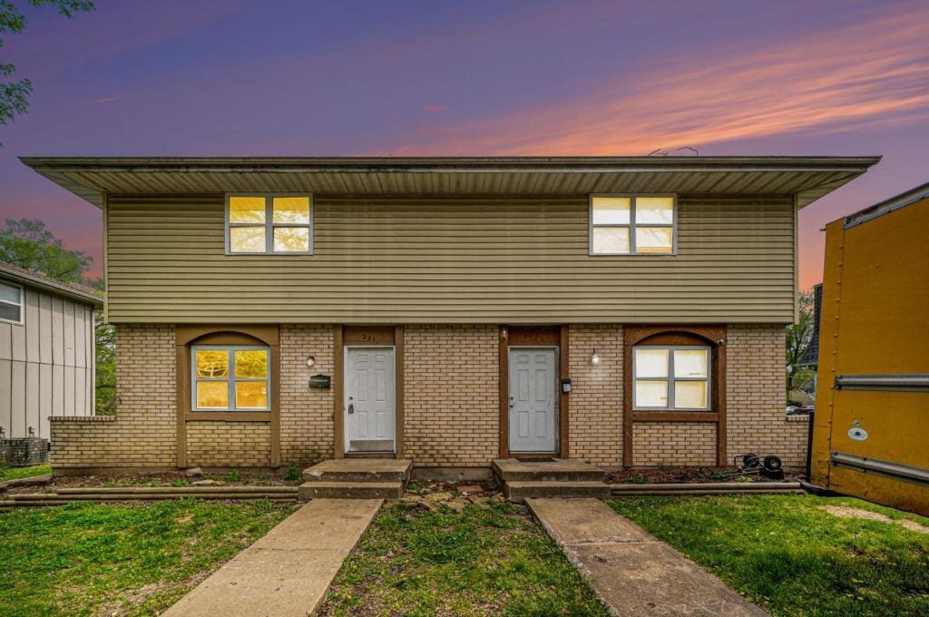 221 N Oak Dr in Belton, MO - Building Photo