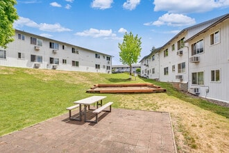 Lookingglass Apartments in Roseburg, OR - Foto de edificio - Building Photo