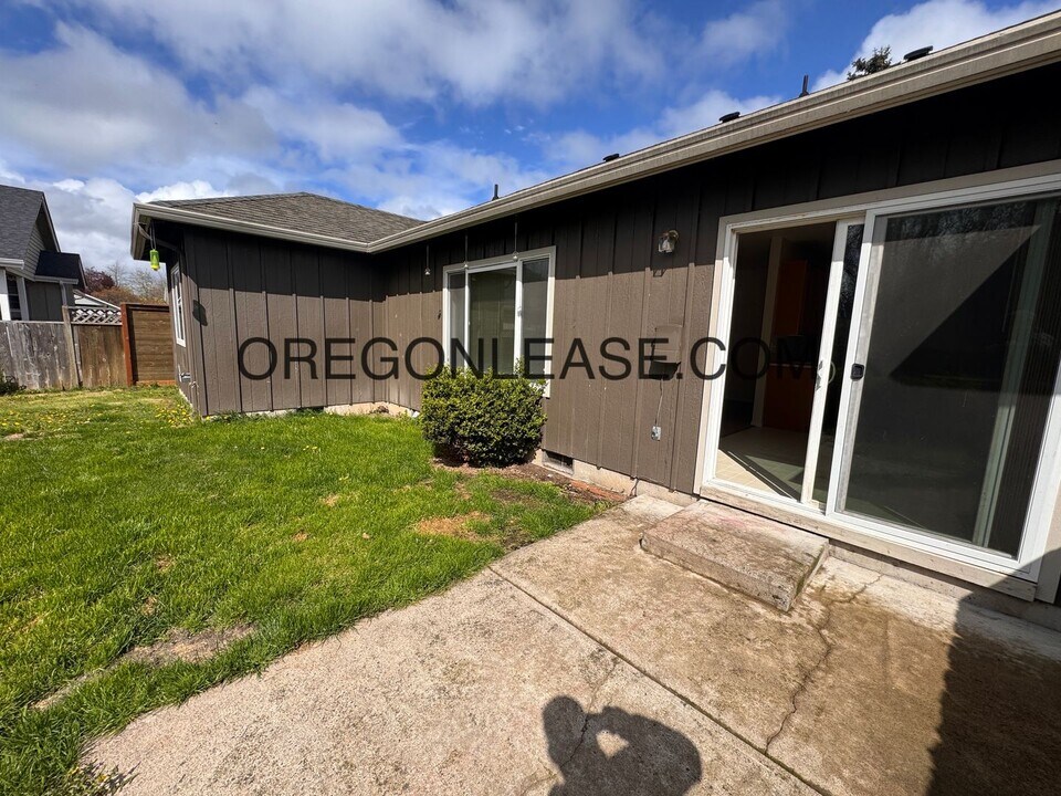 3436 Arrowhead St in Eugene, OR - Building Photo