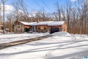 17 Champlain Dr in Old Lyme, CT - Building Photo