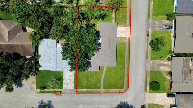 8102 Bob White Dr in Houston, TX - Foto de edificio - Building Photo