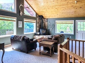 430 Wolf Dr in Anchorage, AK - Building Photo - Building Photo