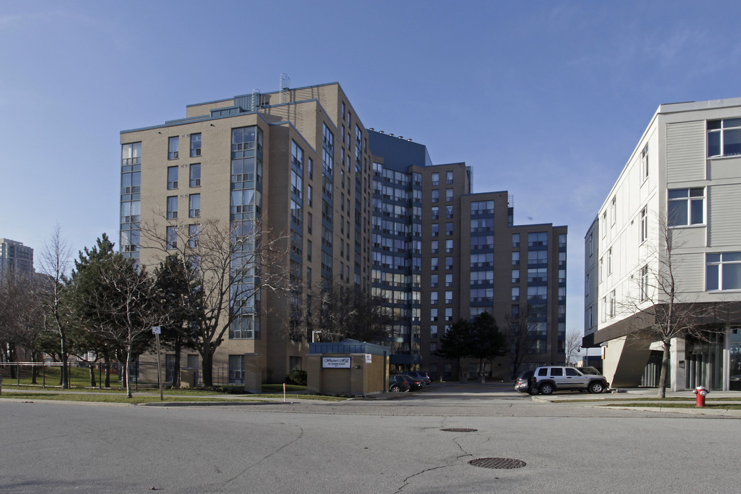 Weaver's Hill in Mississauga, ON - Building Photo