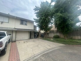 2047 E Laura Ave in Visalia, CA - Building Photo