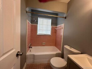 19710 Moross Rd in Detroit, MI - Foto de edificio - Building Photo