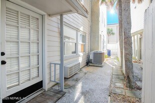 4 20th Ave S, Unit LOWER UNIT in Jacksonville Beach, FL - Building Photo