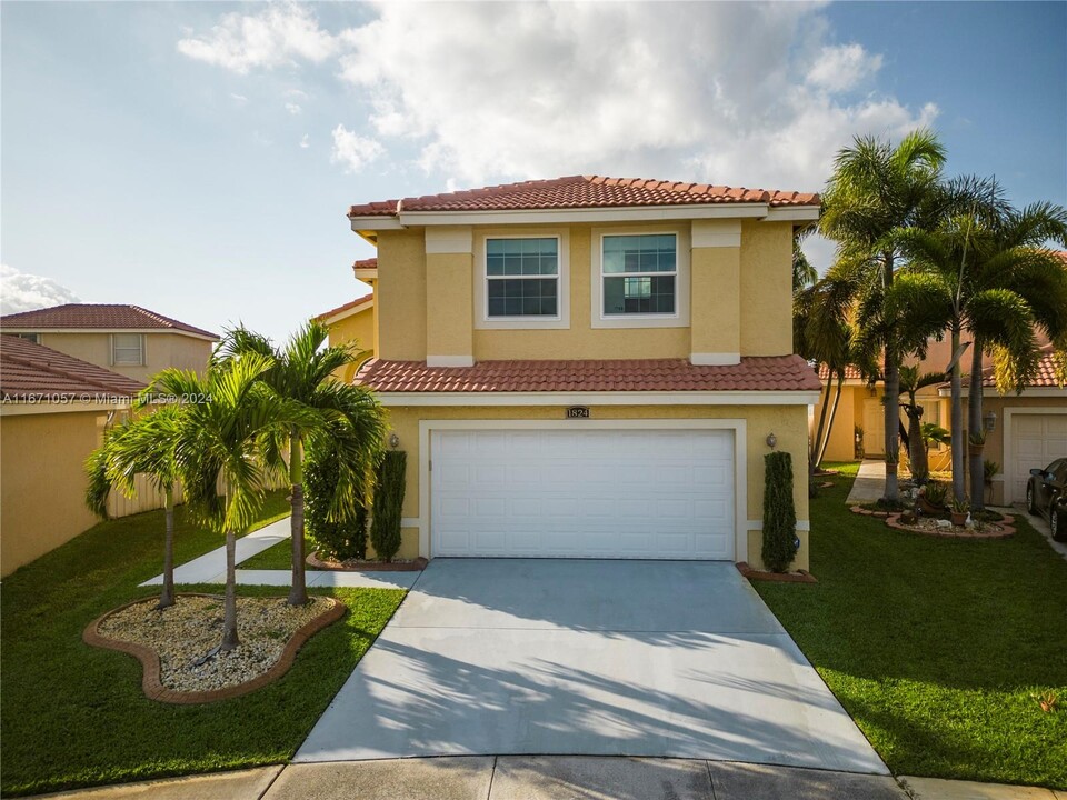 1824 SW 176th Way in Miramar, FL - Foto de edificio