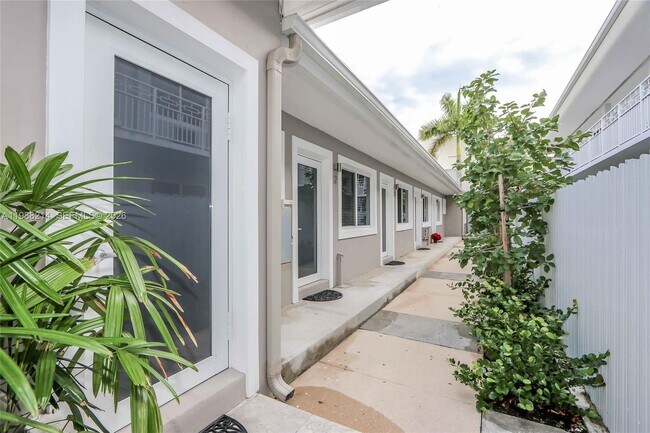 7921 Abbott Ave in Miami Beach, FL - Building Photo - Building Photo
