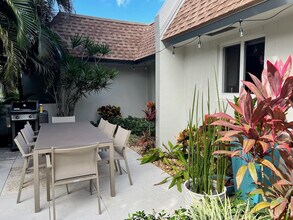 4021 N Cypress Dr in Pompano Beach, FL - Building Photo - Building Photo